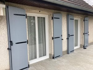 volet battant bleu gris