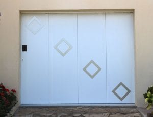 Porte de garage latérale blanche
