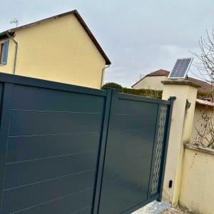Portail avec motorisation solaire