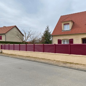 Clôture persienne rouge en alu