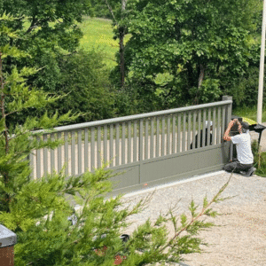 Portail coulissant motorisé Détail et Bruant