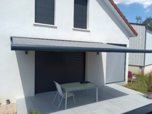 Store banne motorisée gris claire 21